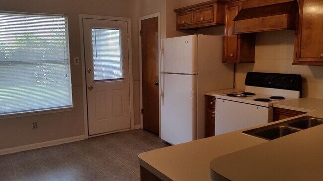 Building Photo - The right side unit of this duplex offers a comfortable and functional layout ideal for small fam...