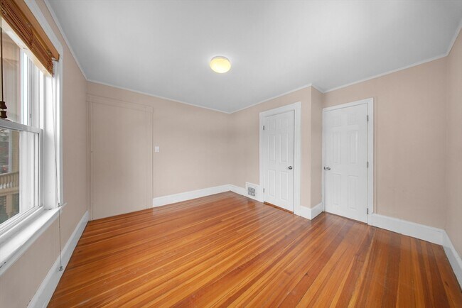 Building Photo - 10 Bigelow St