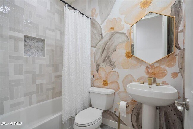 Building Photo - 2025 W Calle Del Sol