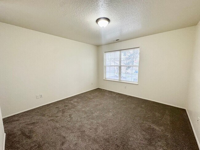 Building Photo - 2 WEEKS FREE RENT! Beautifully Remodeled, Easy Living Townhome. Location, Location!