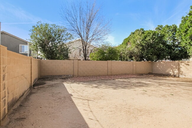 Building Photo - 14837 W Columbine Dr