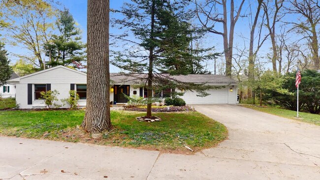 Building Photo - 1066 Monroe Blvd