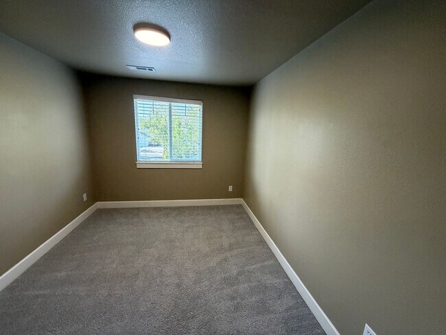 Building Photo - BEAUTIFUL 3 Bed | 2.5 Bath Home with Modern Updates, AC & 2-Car Garage