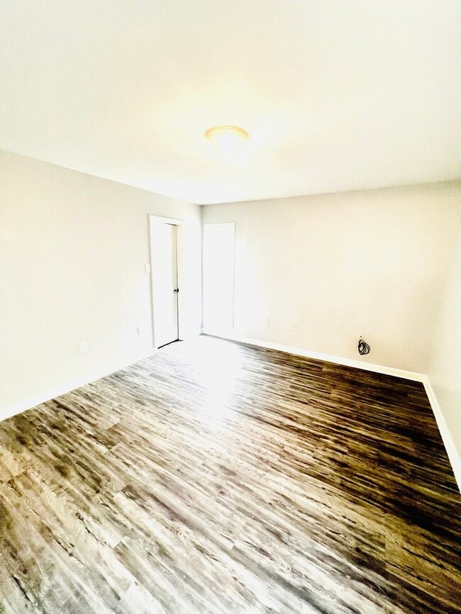 Building Photo - Newly Renovated Home