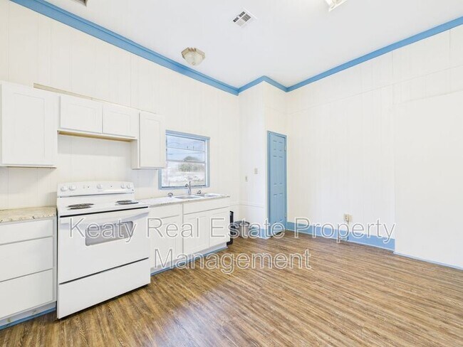 Building Photo - 405 E Convent St