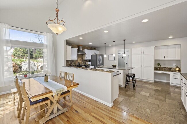 Building Photo - Spacious 6-Bedroom Broadmoor Rental with M...