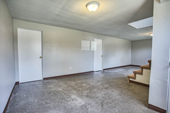 Building Photo - Completely Renovated 2 Bedroom Duplex in Collinsville - Great price and lots of space!