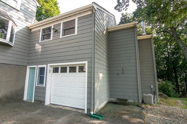 Building Photo - 6 Wildwood Ln