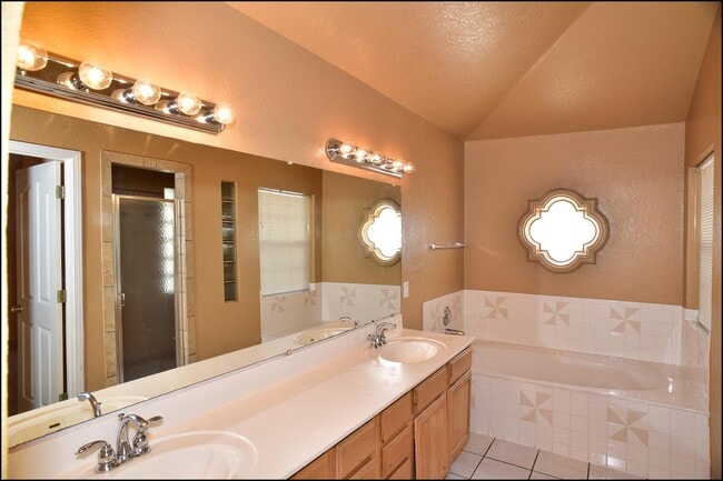 Building Photo - 2041 Shadow Ridge Dr