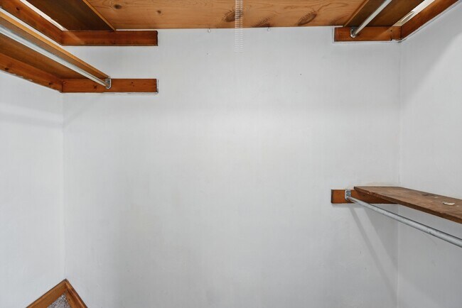 Building Photo - 2048 Lyndora Rd