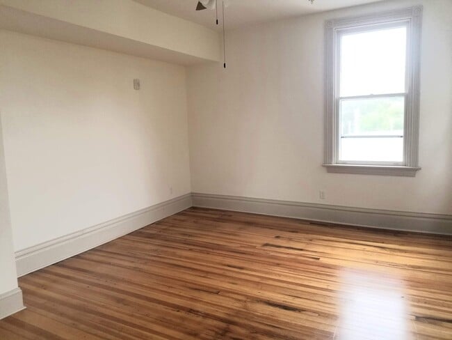 Building Photo - 2112 Monteiro Ave