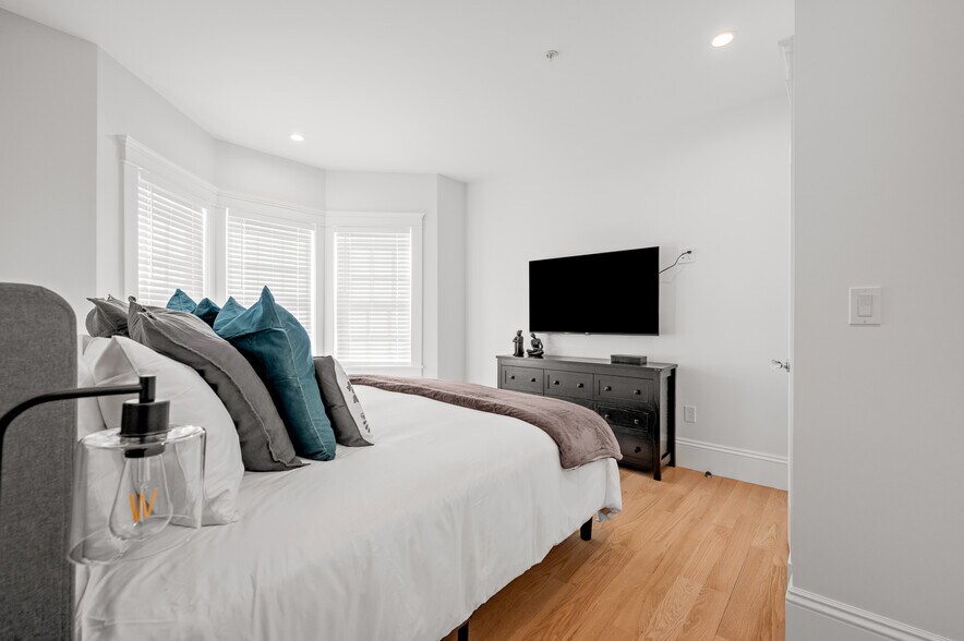 Building Photo - 30 E Main St