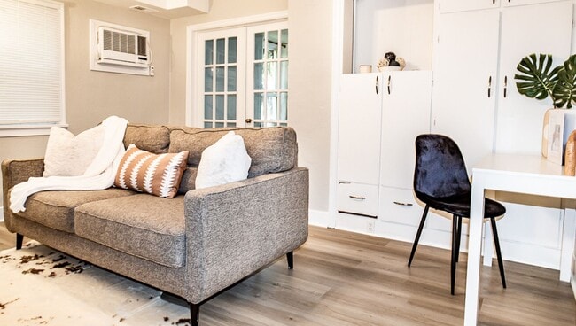 Building Photo - Cozy 2-Bedroom Home Near Sacred Heart, Shriners, and Deaconess