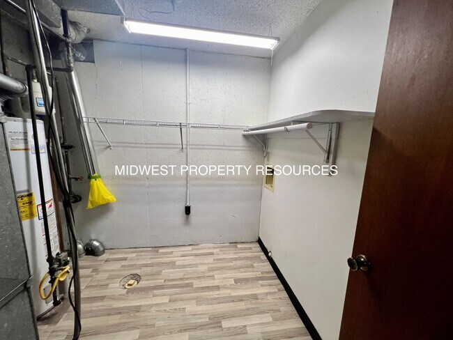 Building Photo - Freshly Updated 3 Bedroom Duplex