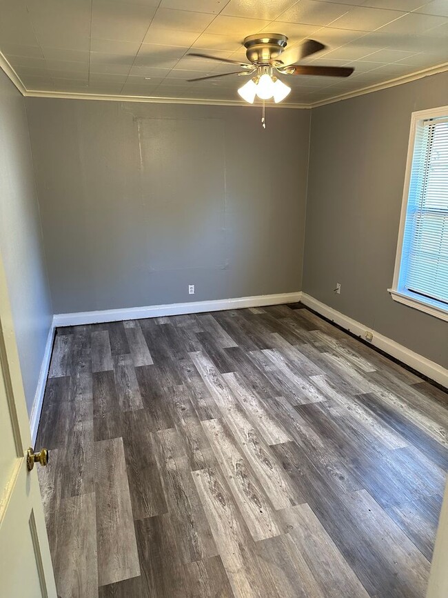 Building Photo - 3 Bedroom 1 Bath Rental