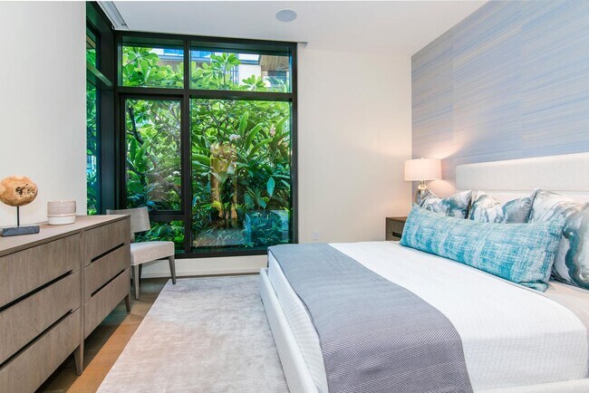 Building Photo - Park Lane Garden Suite