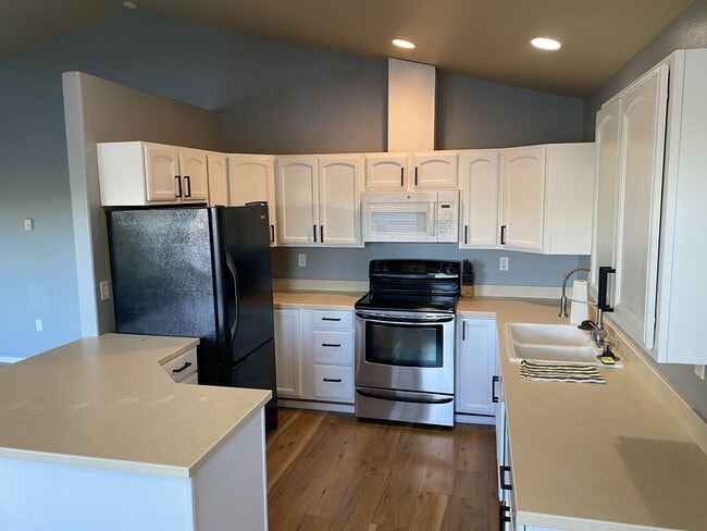 Building Photo - 348 Cockle St SW