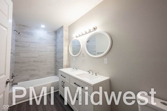 Building Photo - 925 N Sheffield Ave