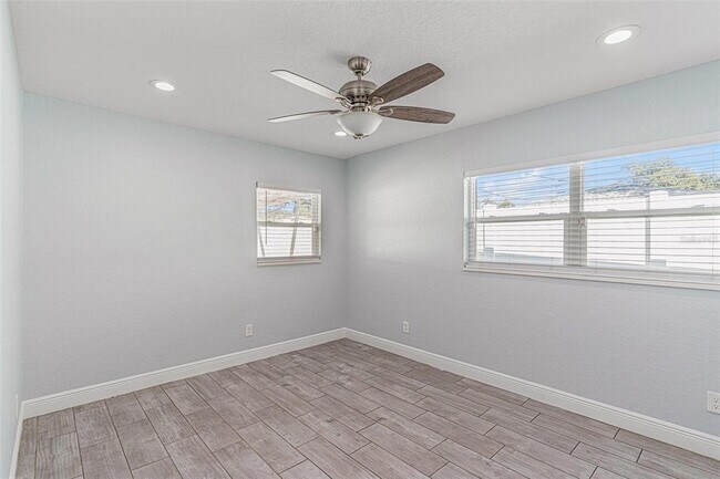 Building Photo - 3602 E 33rd Ave