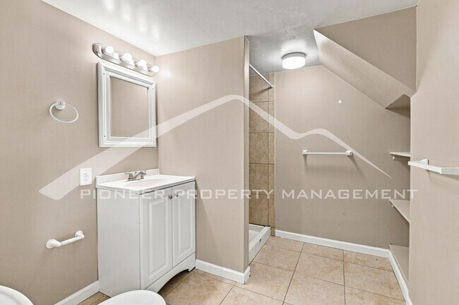 Building Photo - Spacious Home with Central AC and Washer/Dryer