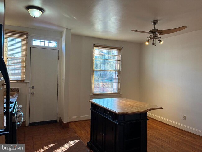 Building Photo - 717 Kearny St NE