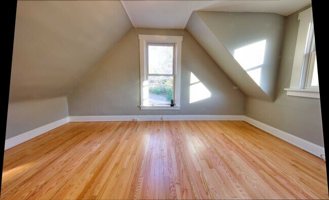 Building Photo - This classic 3 bedroom 2 bath Webster home features a front porch, large deck off the kitchen for...