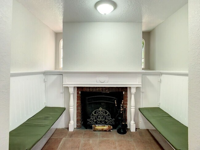 Building Photo - Charming Three bedroom one bath with huge backyard