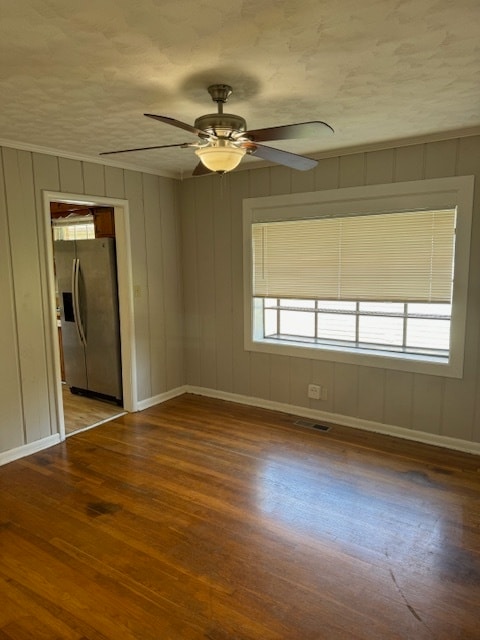 Building Photo - 2BR/1BA WITH STUDY! Detached garage with w...