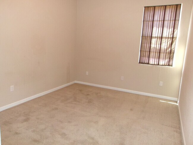 Building Photo - Spacious home located in gated community.