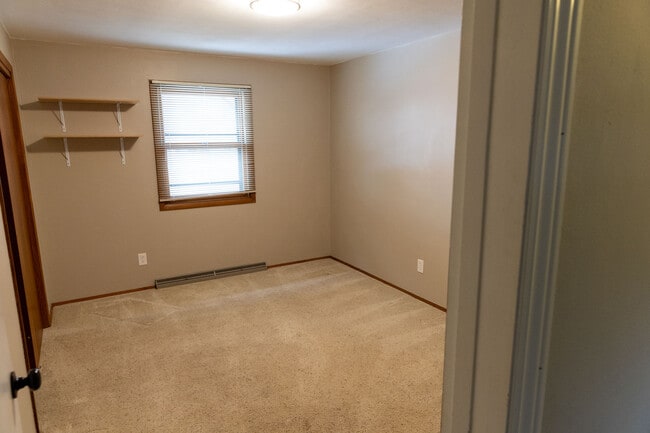 Building Photo - N1614 Meadowview Dr