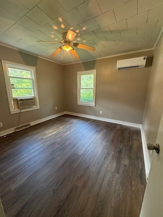Building Photo - Adorable 3 Bedroom 1 Bathroom Home in Gree...