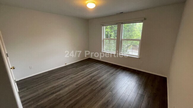Building Photo - Inviting 3 BD | 2.5 BA Home w/ Massive Bac...