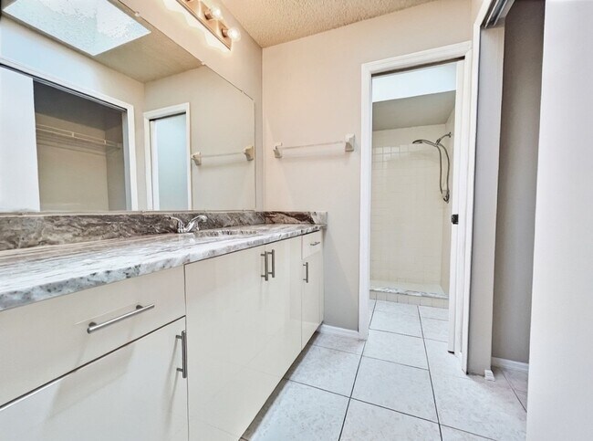 Building Photo - 4 Bedroom Upgraded Home for rent in Bermuda Bay