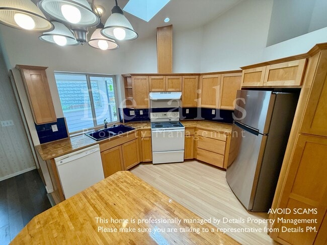 Building Photo - Nice Open Rambler in Secluded Central Kits...