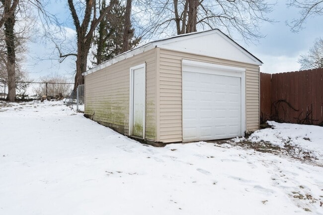 Building Photo - Madisonville- Charming 3+ bedroom 1.5 Bath, 1 car detached