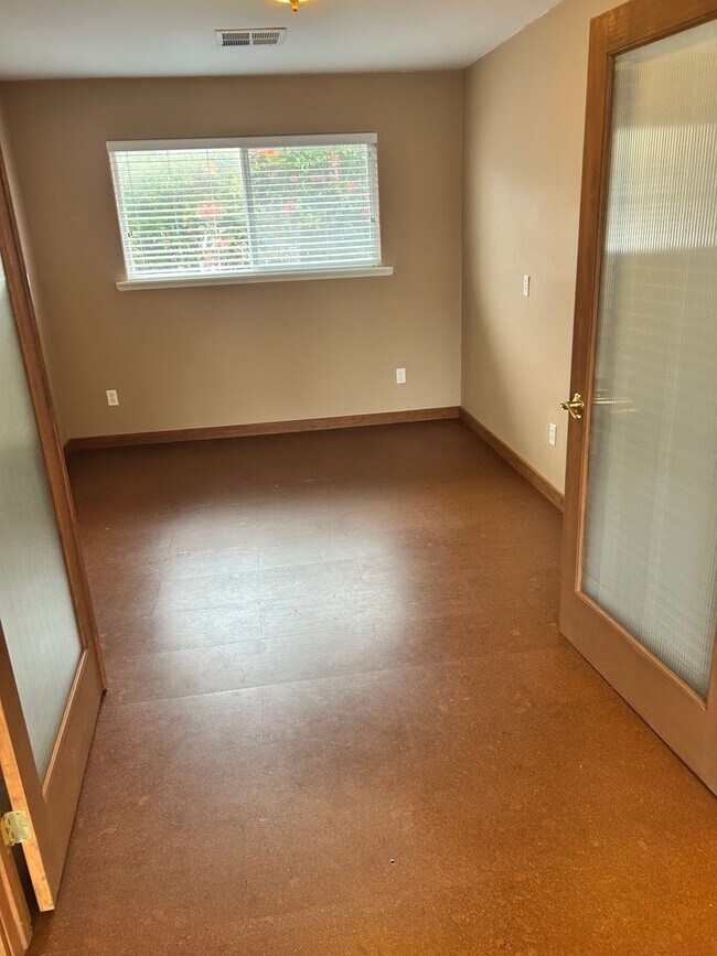 Building Photo - Spacious 3-Bedroom Home + Office/Den in De...