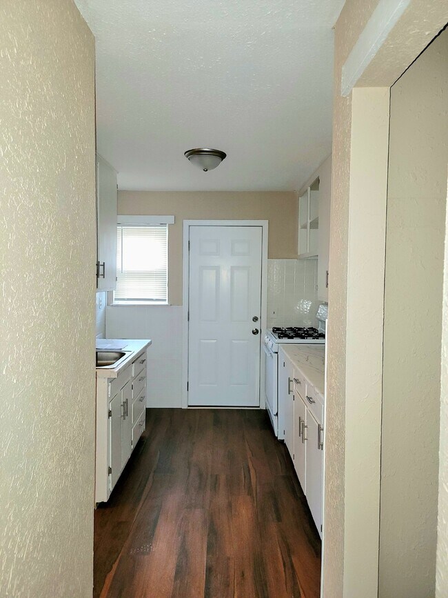 Building Photo - Section 8 Approved! 1 bedroom 1 bathroom w...
