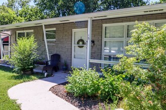 Building Photo - Immaculate Centrally located home!