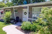 Building Photo - Immaculate Centrally located home!