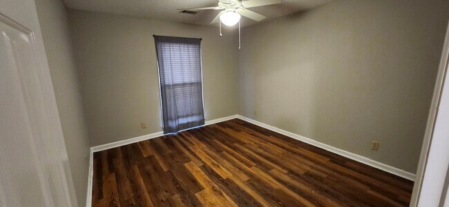 Building Photo - 4 bedroom home in North Columbus