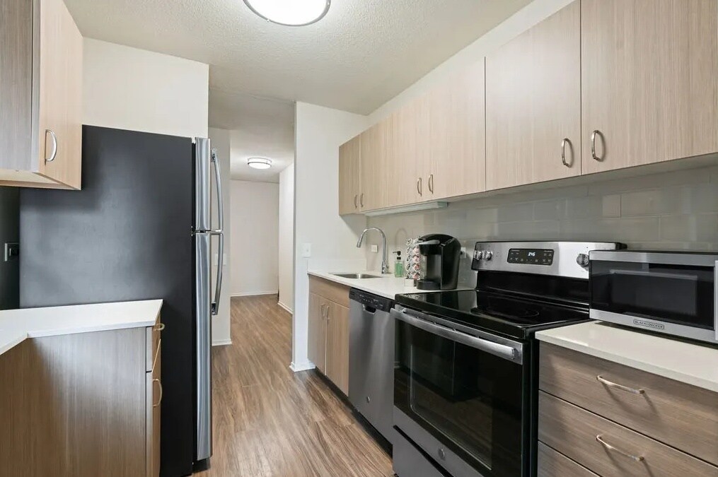 Building Photo - 21 E Elm St