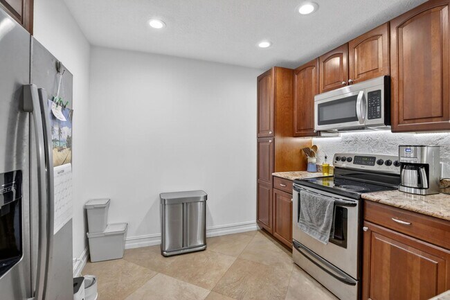 Building Photo - 9101 Jacaranda Ln