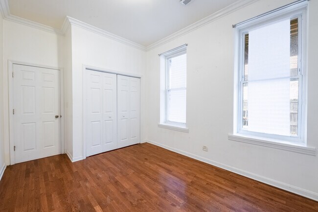 Building Photo - 910 W 19th Pl