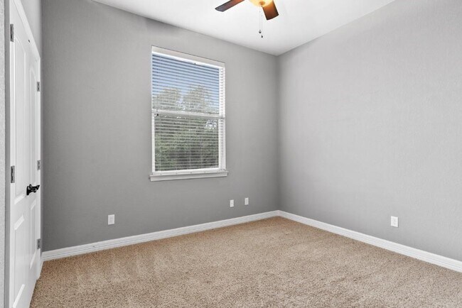 Building Photo - 10104 Longhorn Skyway