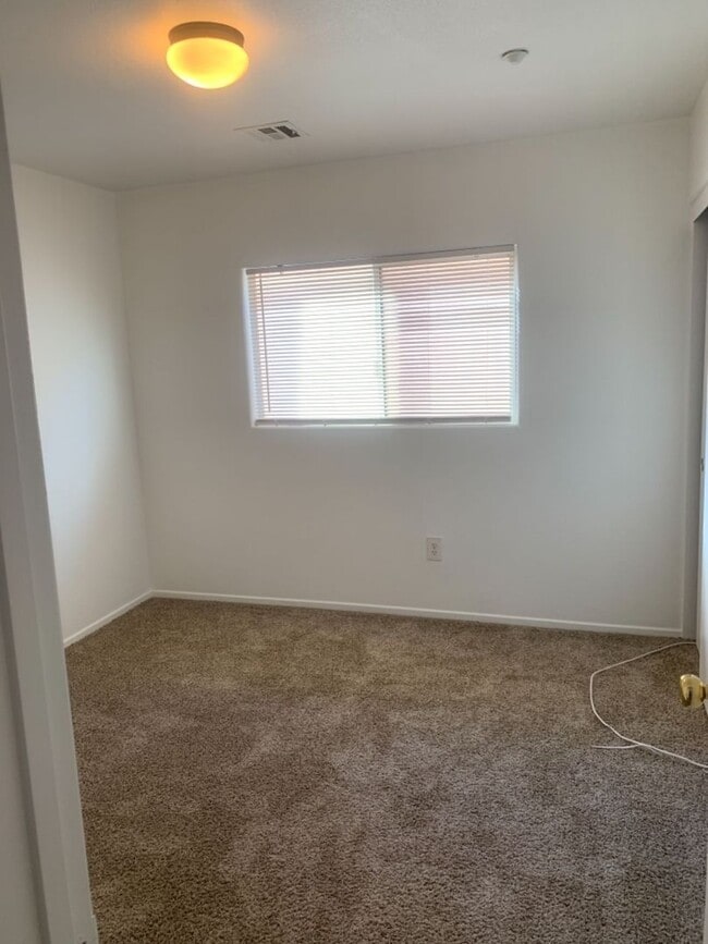 Building Photo - 3 bed,2.5 bath, 1 car garage house for rent $1800