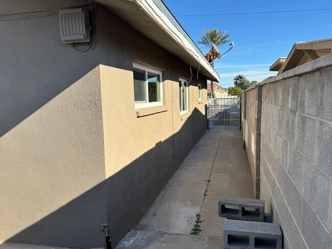 Building Photo - 2241 N Carroll St