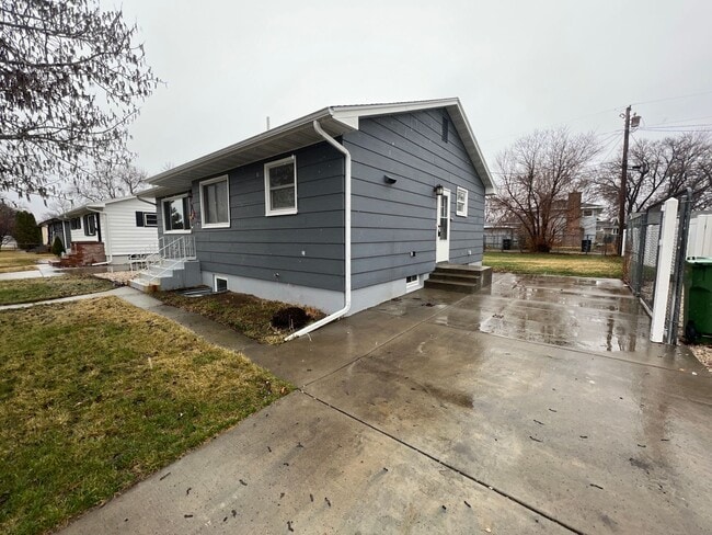 Building Photo - Spacious 4 Bedroom, 2 Bathroom Home on the...