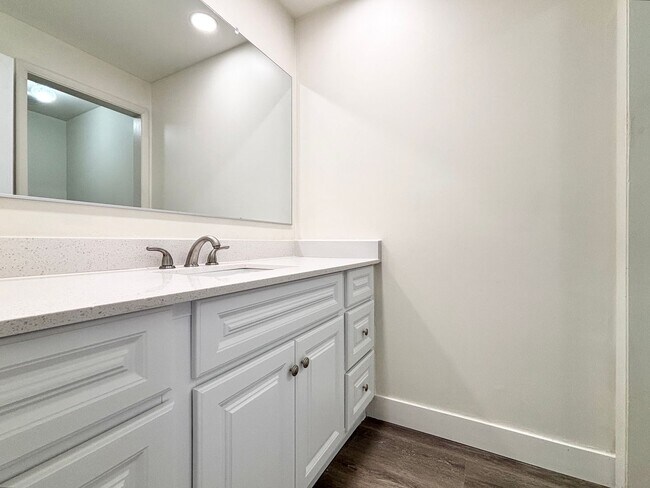 Building Photo - Beautiful Sandy Remodel Near Union Park!