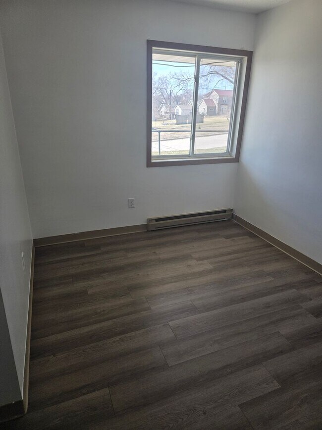 Building Photo - 1409 Belle Plaine