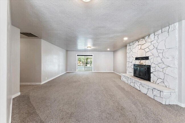 Building Photo - Spacious Middleton Home, Utilities & Lawn Care Included
